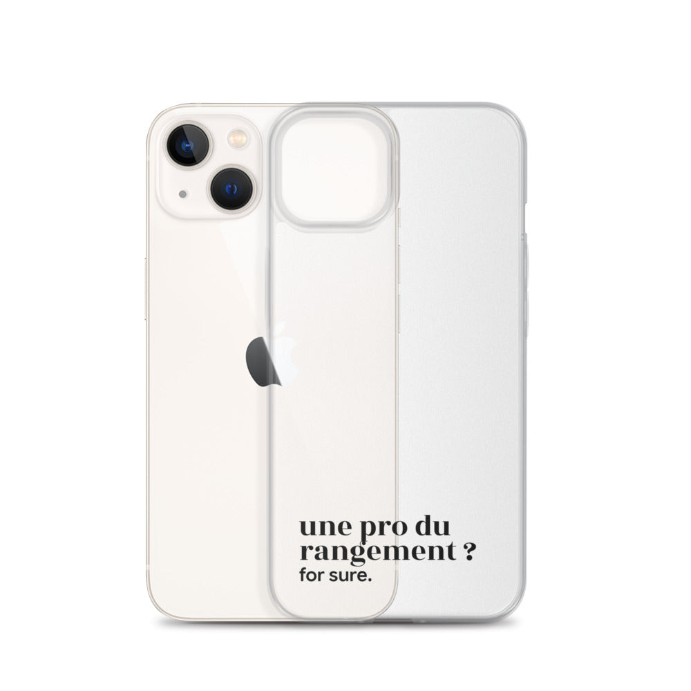 Coque iPhone 13, texte noir, à côté du téléphone : « une pro du rangement ? for sure. »