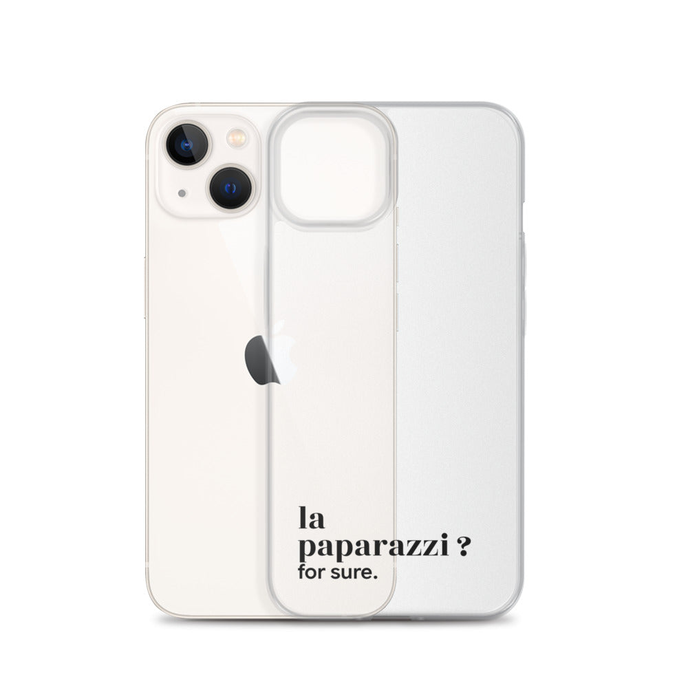 Coque iPhone 13, texte noir, à côté du téléphone : « la paparazzi ? for sure. »