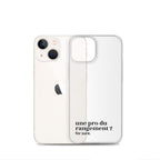 Coque iPhone 13 mini, texte noir, à côté du téléphone : « une pro du rangement ? for sure. »