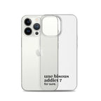 Coque iPhone 13 Pro, texte noir, à côté du téléphone : « une bisous addict ? for sure. »