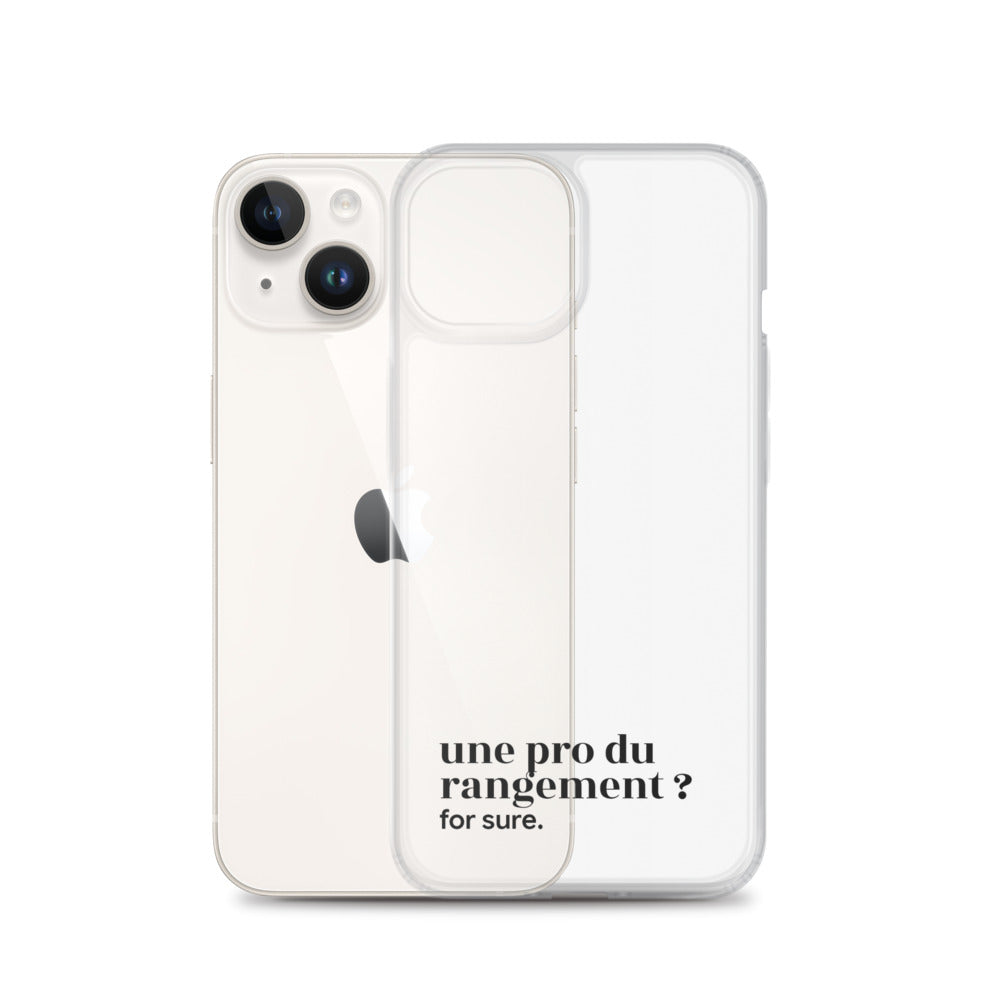 Coque iPhone 14, texte noir, à côté du téléphone : « une pro du rangement ? for sure. »