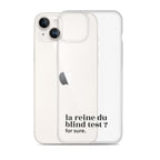 Coque iPhone 14 Plus, texte noir, à côté du téléphone : « la reine du blind test ? for sure. »