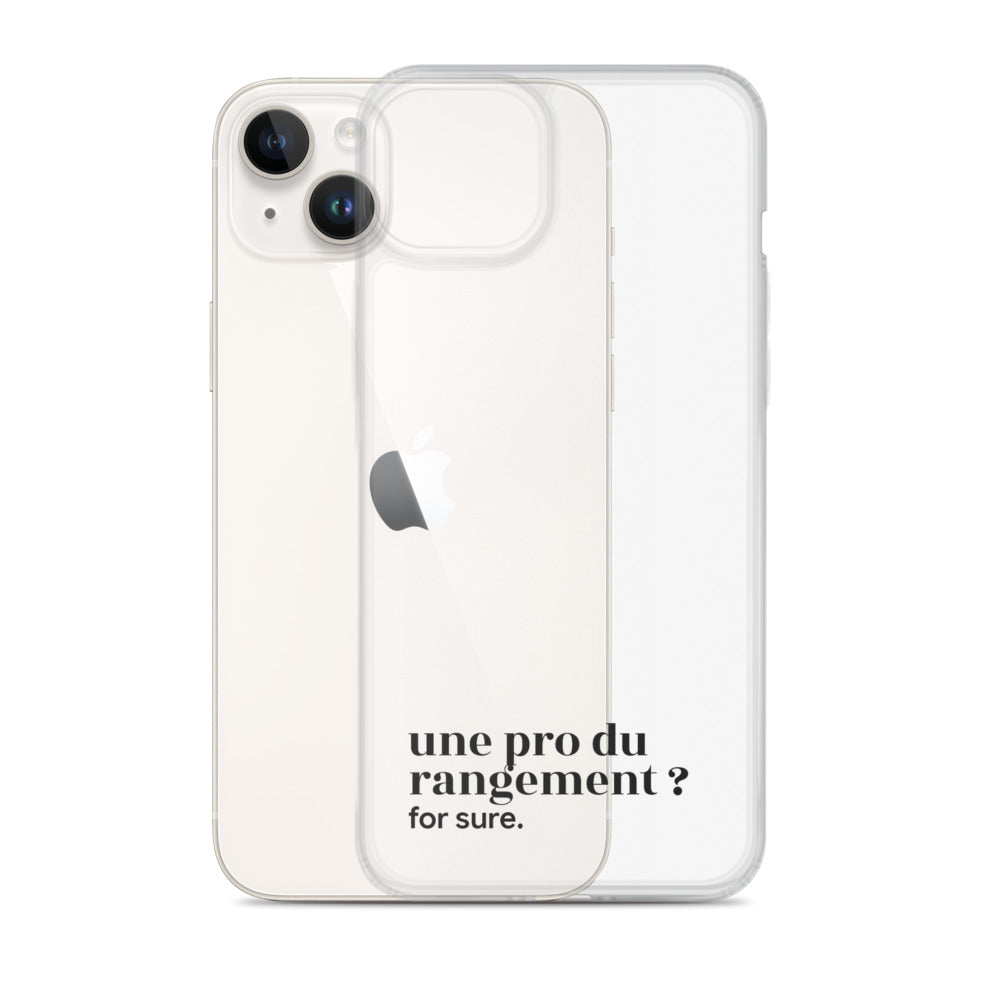 Coque iPhone 14 Plus, texte noir, à côté du téléphone : « une pro du rangement ? for sure. »