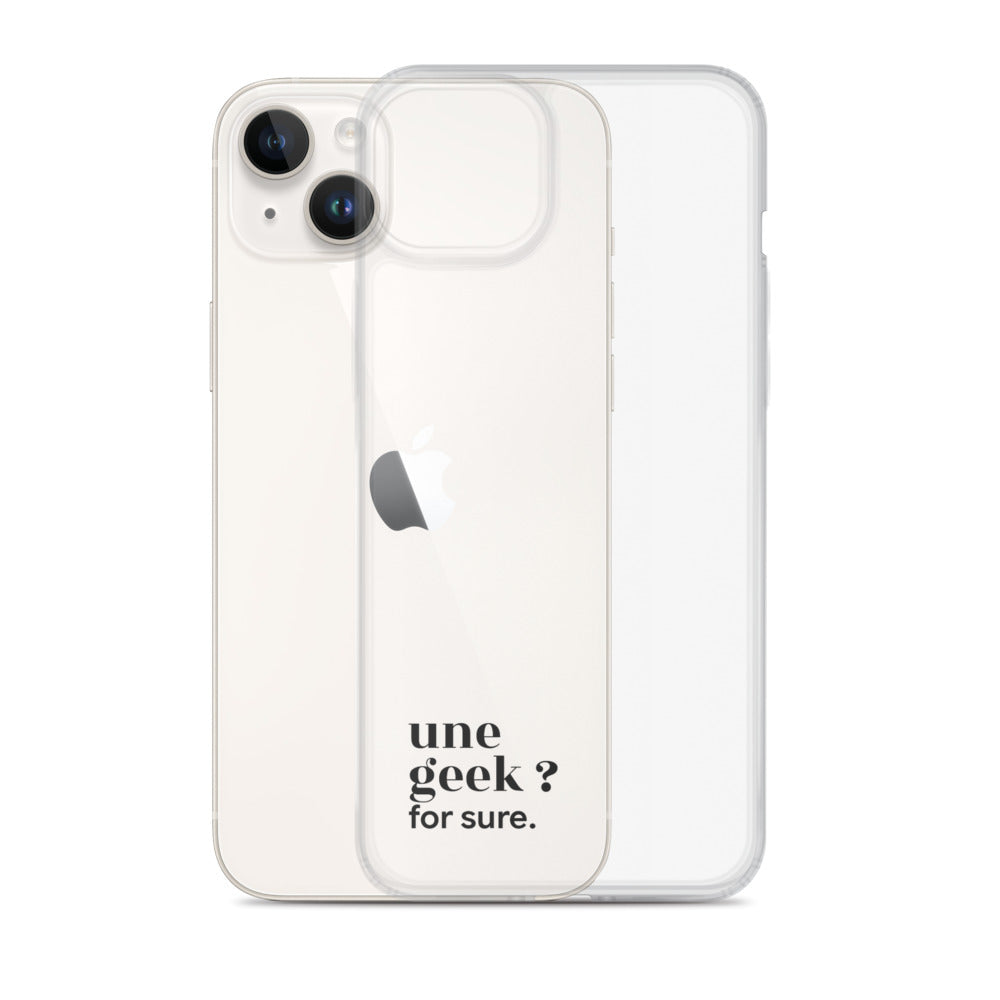 Coque iPhone 14 Plus, texte noir, à côté du téléphone : « une geek ? for sure. »