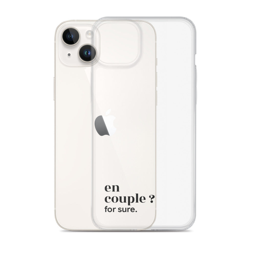 Coque iPhone 14 Plus, texte noir, à côté du téléphone : « en couple ? for sure. »