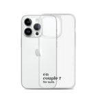 Coque iPhone 14 Pro, texte noir, à côté du téléphone : « en couple ? for sure. »