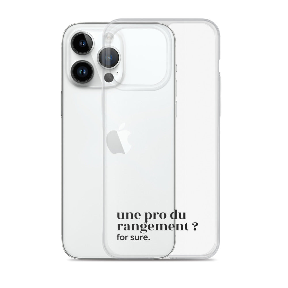 Coque iPhone 14 Pro Max, texte noir, à côté du téléphone : « une pro du rangement ? for sure. »