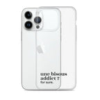 Coque iPhone 14 Pro Max, texte noir, à côté du téléphone : « une bisous addict ? for sure. »