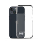 Coque iPhone 15, texte blanc, à côté du téléphone : « une machine au lit ? for sure. »