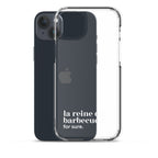 Coque iPhone 15 Plus, texte blanc, à côté du téléphone : « la reine du barbecue ? for sure. »