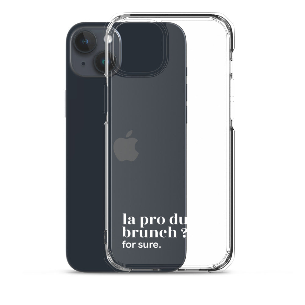 Coque iPhone 15 Plus, texte blanc, à côté du téléphone : « la pro du brunch ? for sure. »