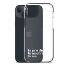 Coque iPhone 15 Plus, texte blanc, à côté du téléphone : « la pro du brunch ? for sure. »