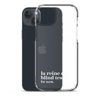 Coque iPhone 15 Plus, texte blanc, à côté du téléphone : « la reine du blind test ? for sure. »