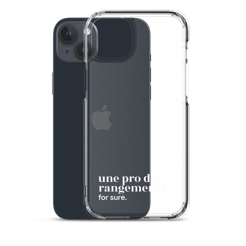Coque iPhone 15 Plus, texte blanc, à côté du téléphone : « une pro du rangement ? for sure. »