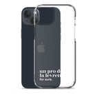 Coque iPhone 15 Plus, texte blanc, à côté du téléphone : « un pro de la levrette ? for sure. »