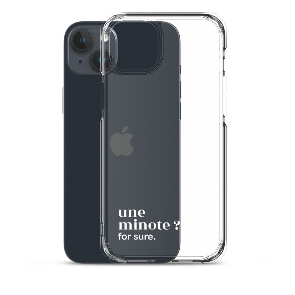 Coque iPhone 15 Plus, texte blanc, à côté du téléphone : « une minote ? for sure. »