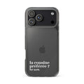 Coque iPhone 17 Pro Max, texte blanc : « la cousine préférée ? for sure. »