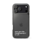Coque iPhone 17 Pro Max, texte blanc : « une pro du rangement ? for sure. »