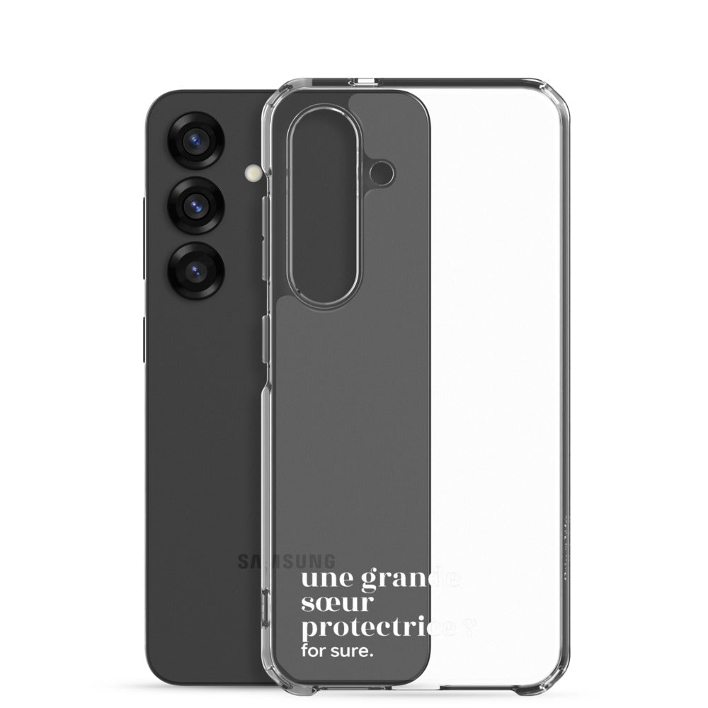 Coque Samsung transparente « une grande sœur protectrice ? for sure. » à côté du téléphone