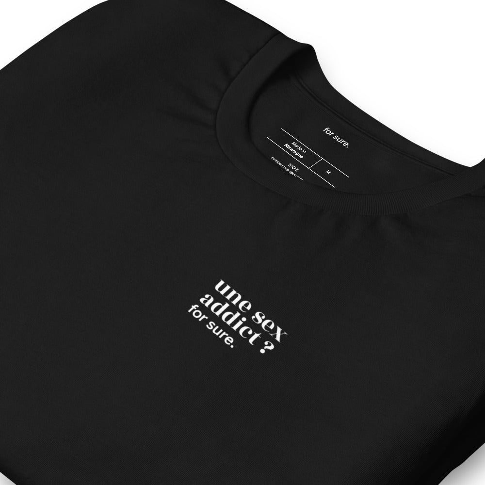 T-shirt noir « une sex addict ? for sure. », vue en biais