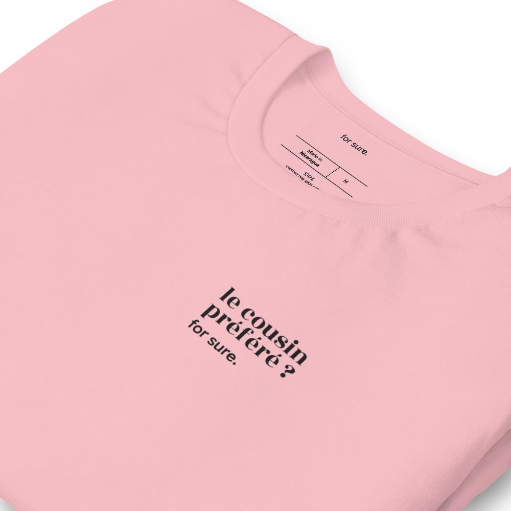 T-shirt rose « le cousin préféré ? for sure. », vue en biais