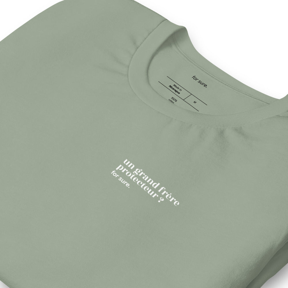T-shirt kaki « un grand frère protecteur ? for sure. », vue en biais