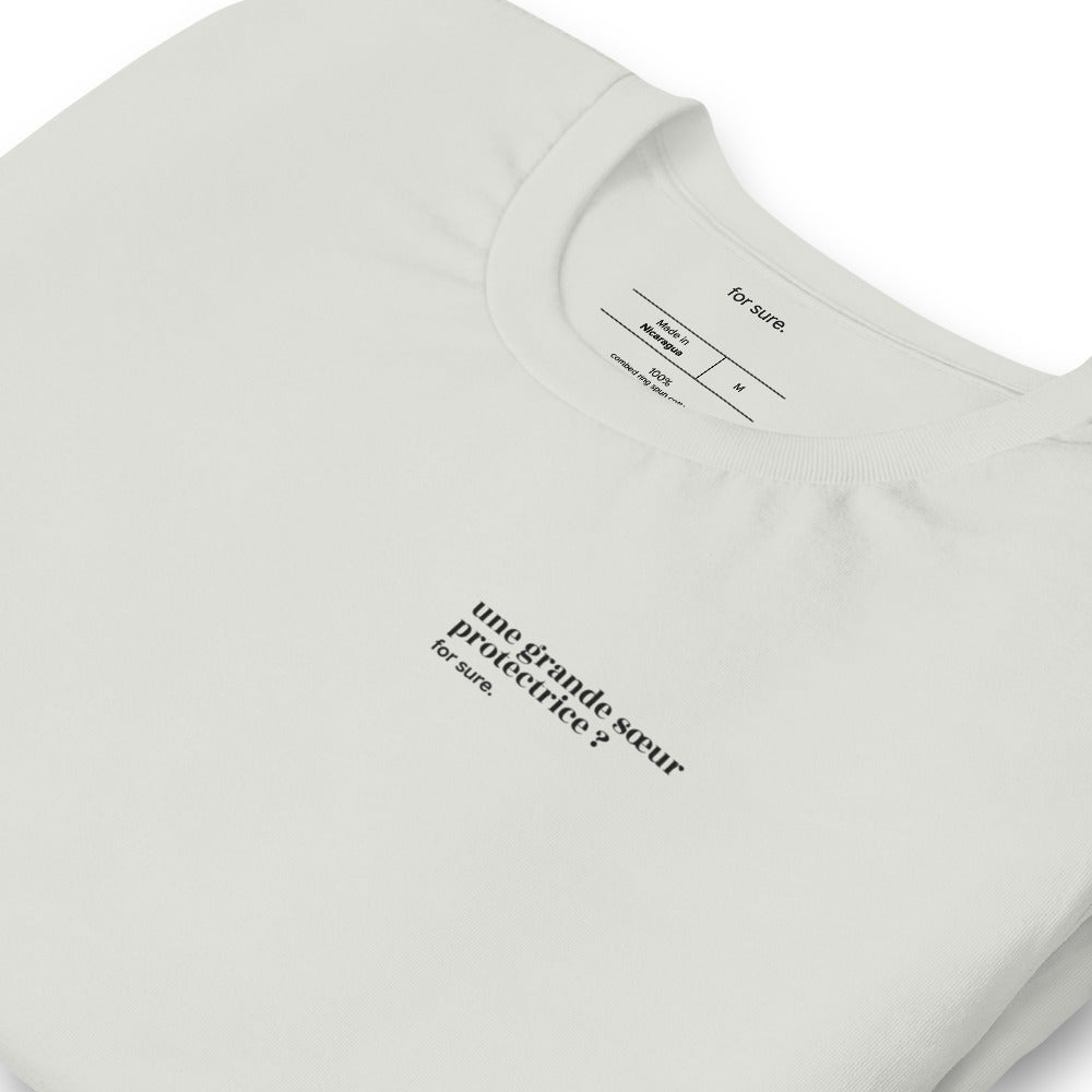 T-shirt gris « une grande sœur protectrice ? for sure. », vue en biais