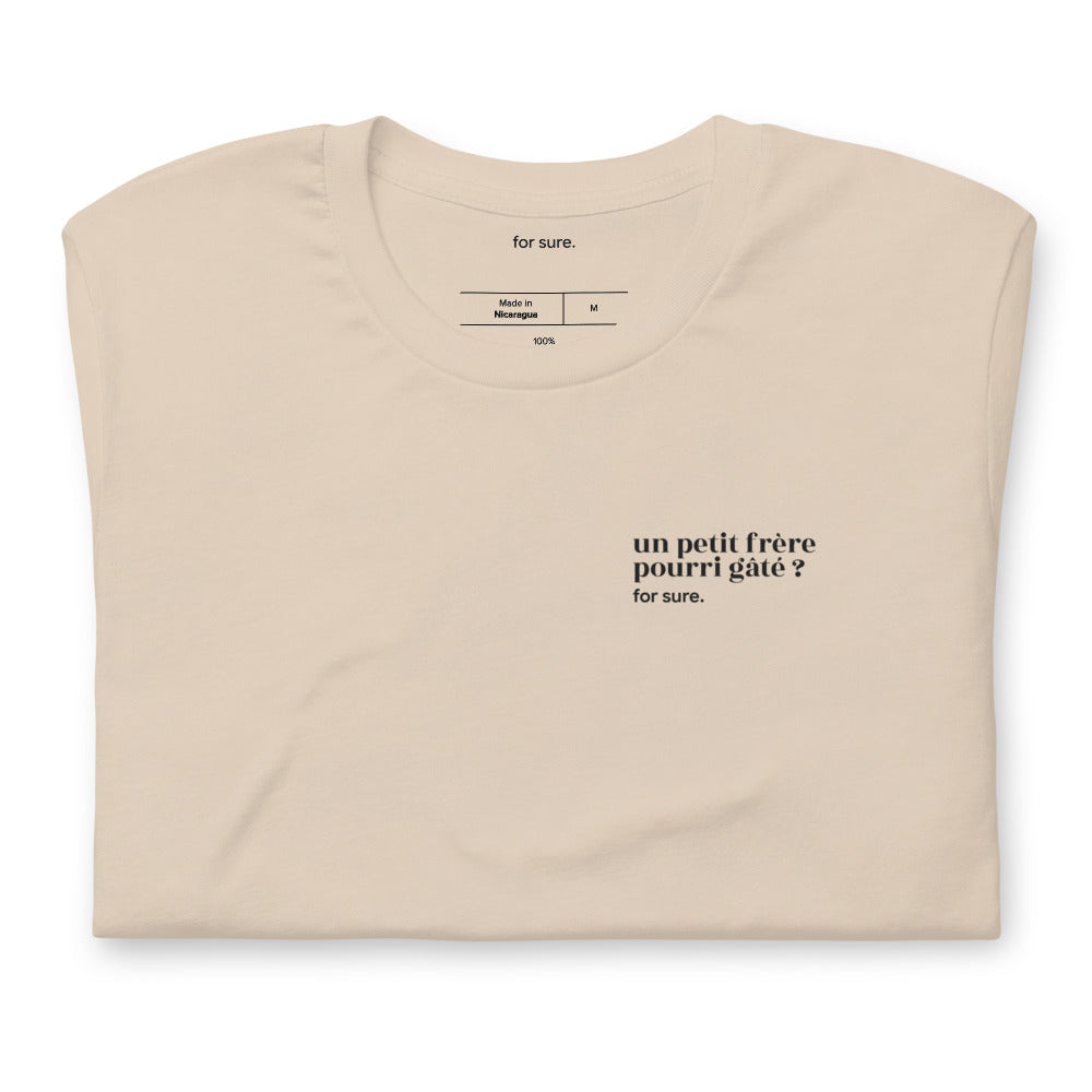 T-shirt beige « un petit frère pourri gâté ? for sure. », plié