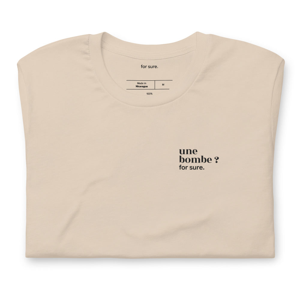 T-shirt beige « une bombe ? for sure. », plié