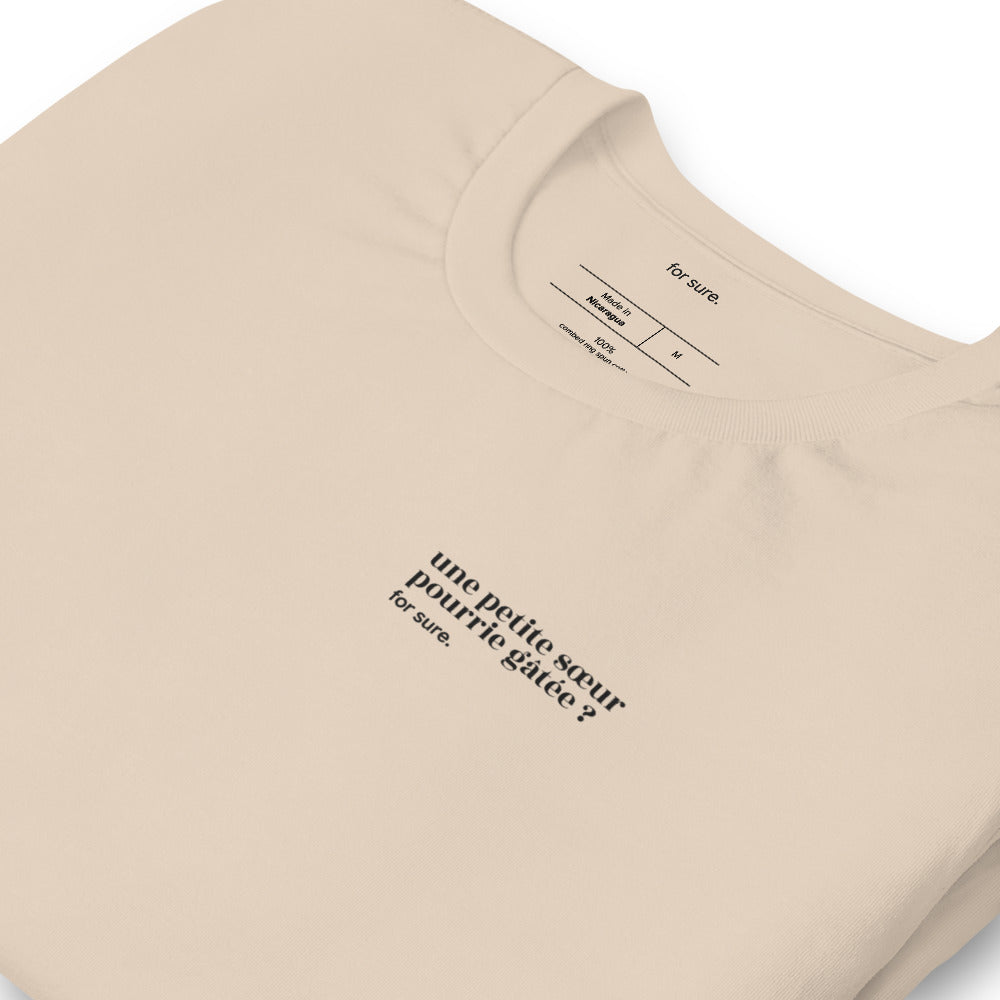 T-shirt beige « une petite sœur pourrie gâtée ? for sure. », vue en biais