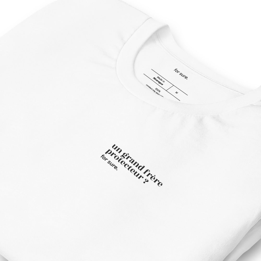 T-shirt blanc « un grand frère protecteur ? for sure. », vue en biais