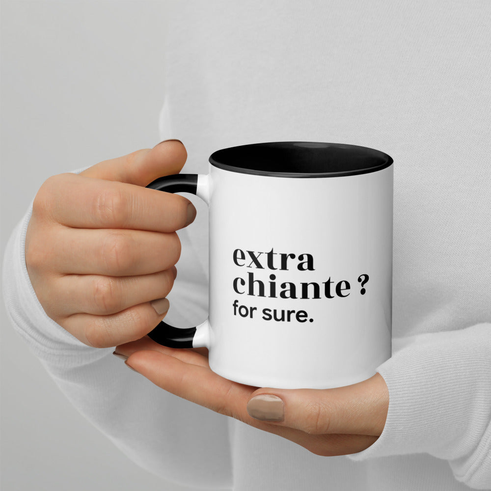 Mug intérieur noir « extra chiante ? for sure. », tenu dans les mains