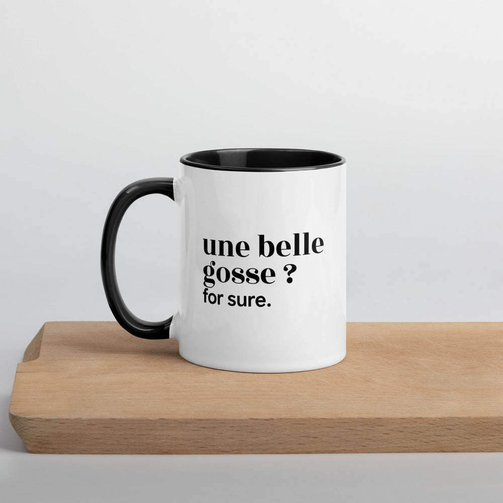 Mug intérieur noir « une belle gosse ? for sure. », sur une planche en bois