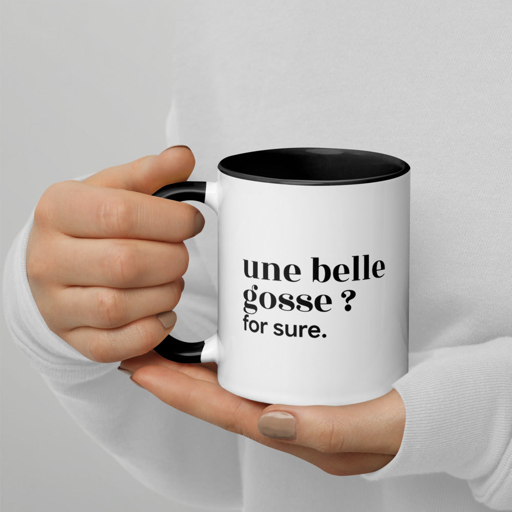 Mug intérieur noir « une belle gosse ? for sure. », tenu dans les mains