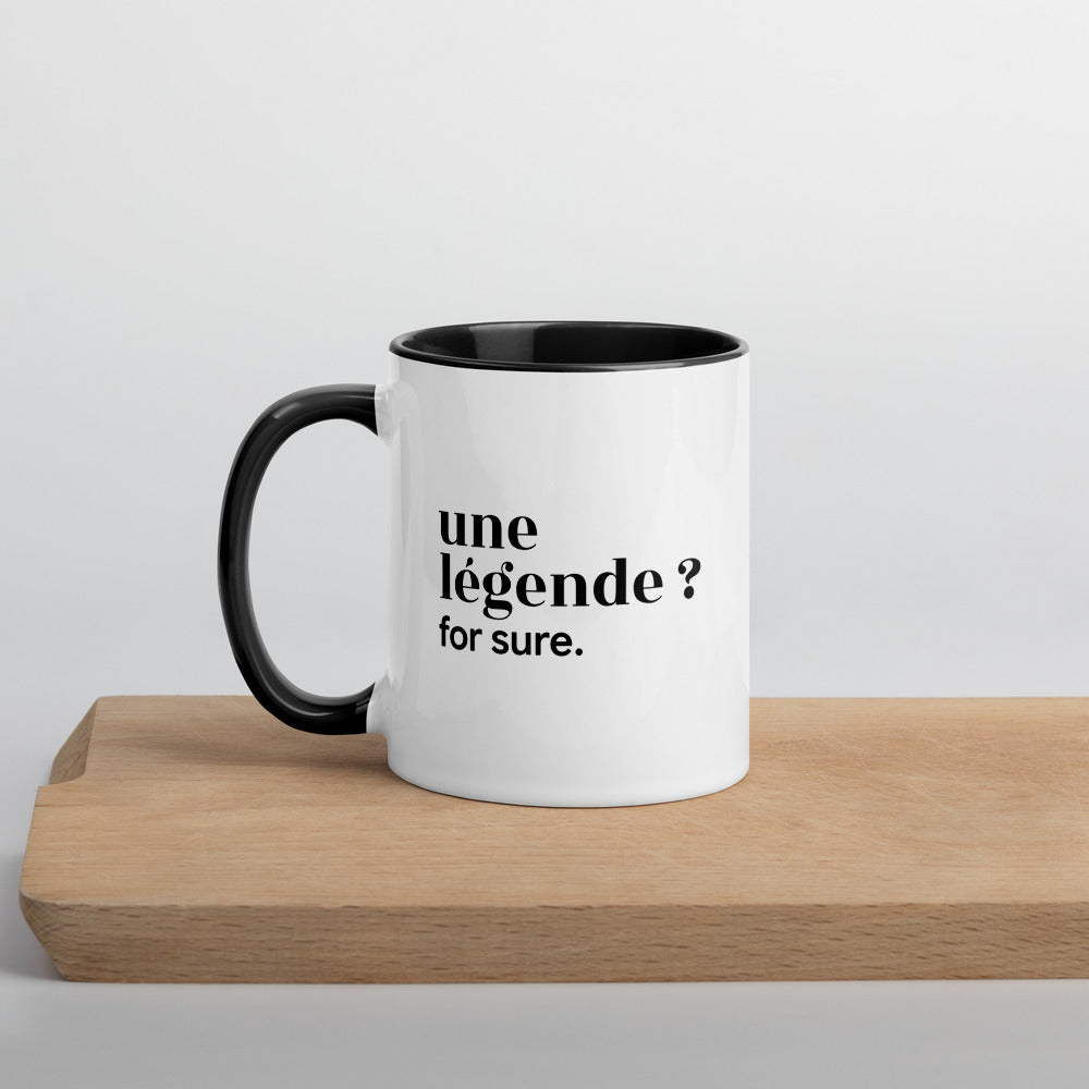 Mug intérieur noir « une légende ? for sure. », sur une planche en bois