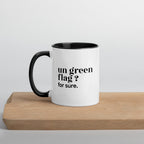 Mug intérieur noir « un green flag ? for sure. », sur une planche en bois