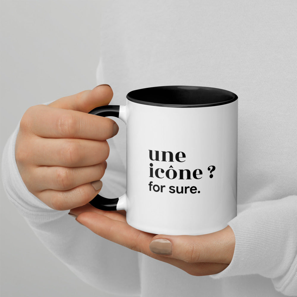 Mug intérieur noir « une icône ? for sure. », tenu dans les mains