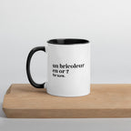 Mug intérieur noir « un bricoleur en or ? for sure. », sur une planche en bois