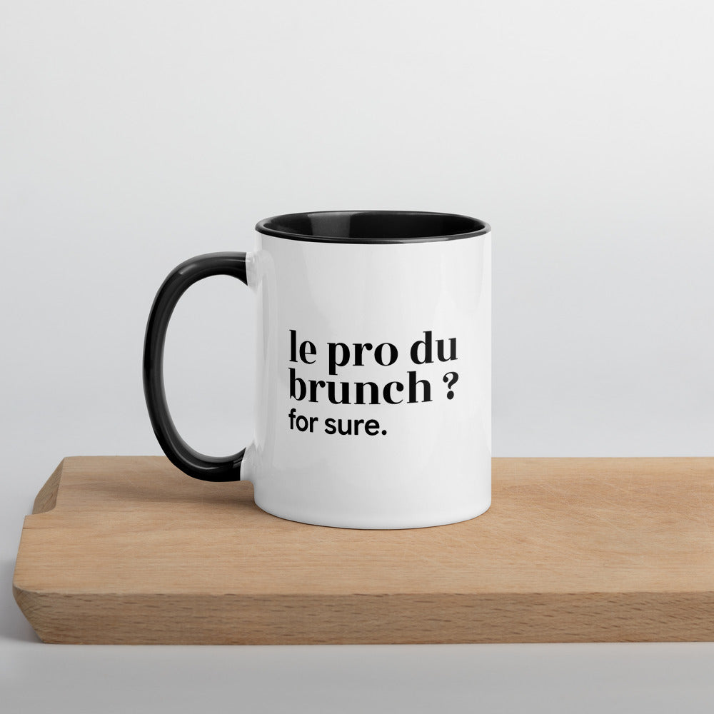 Mug intérieur noir « le pro du brunch ? for sure. », sur une planche en bois