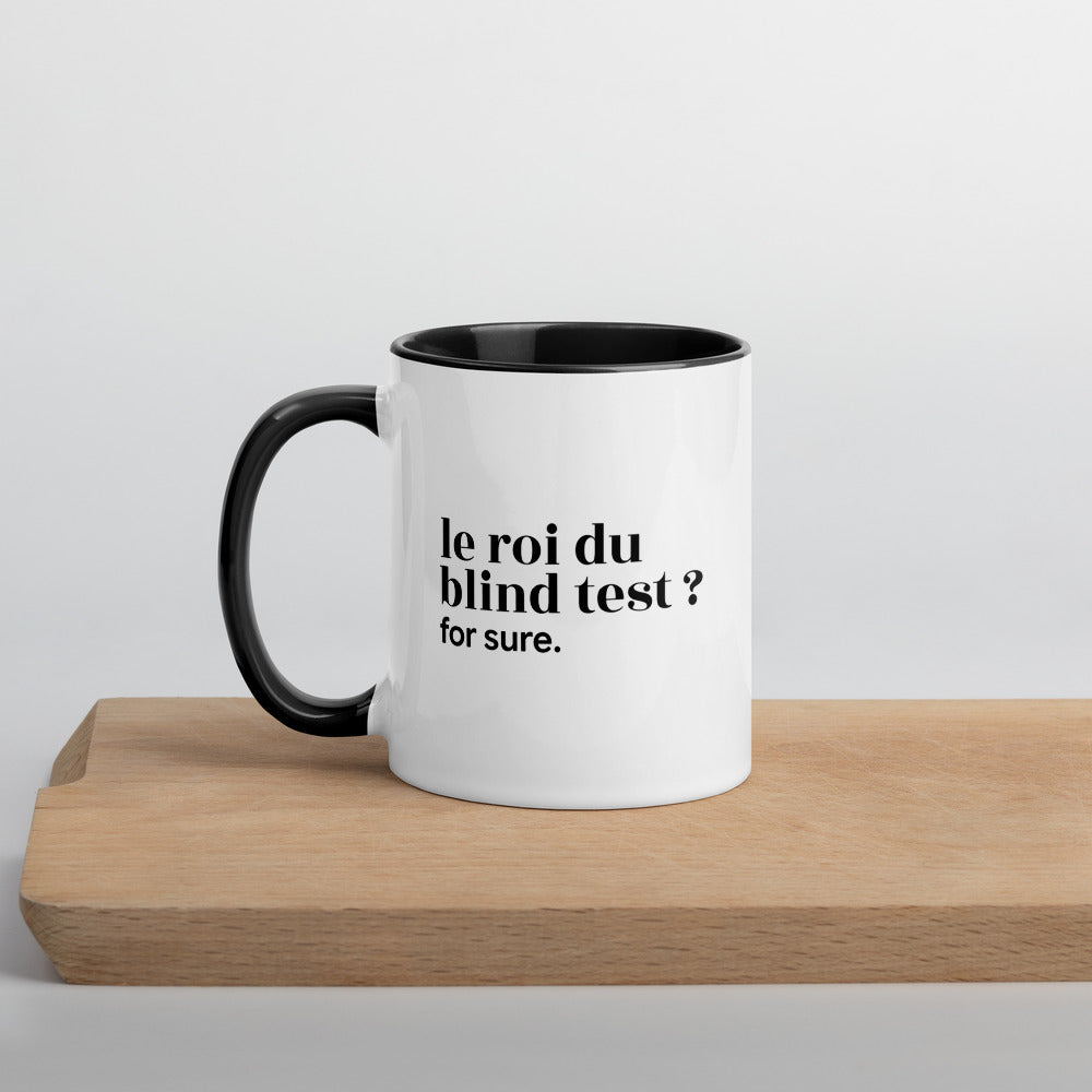 Mug intérieur noir « le roi du blind test ? for sure. », sur une planche en bois