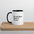 Mug intérieur noir « le roi des jeux ? for sure. », sur une planche en bois