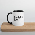 Mug intérieur noir « le roi des jeux ? for sure. », sur une planche en bois