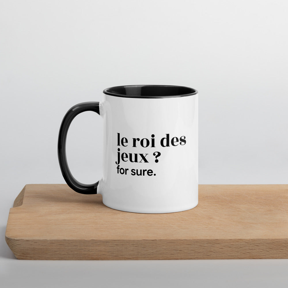 Mug intérieur noir « le roi des jeux ? for sure. », sur une planche en bois