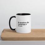 Mug intérieur noir « le maître du créneau ? for sure. », sur une planche en bois