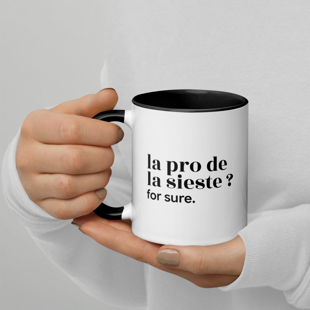 Mug intérieur noir « la pro de la sieste ? for sure. », tenu dans les mains