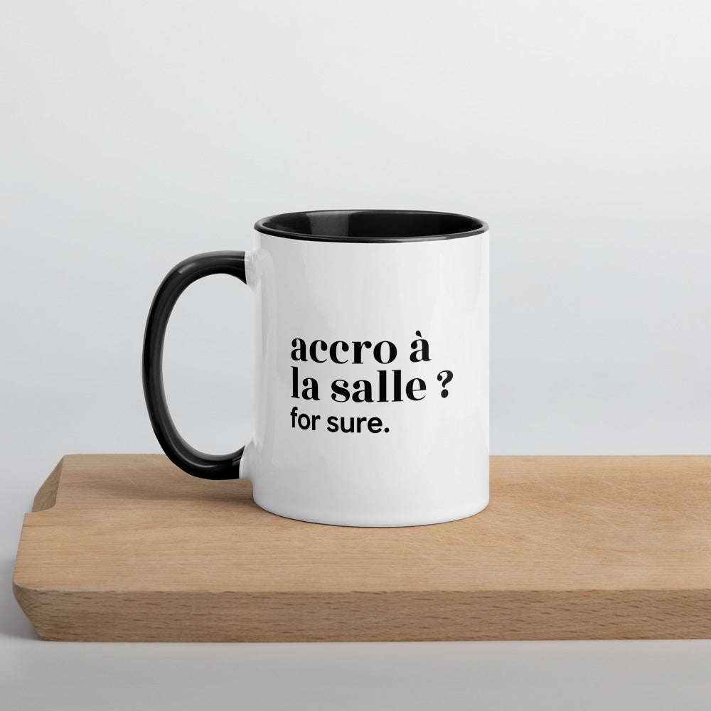 Mug intérieur noir « accro à la salle ? for sure. », sur une planche en bois