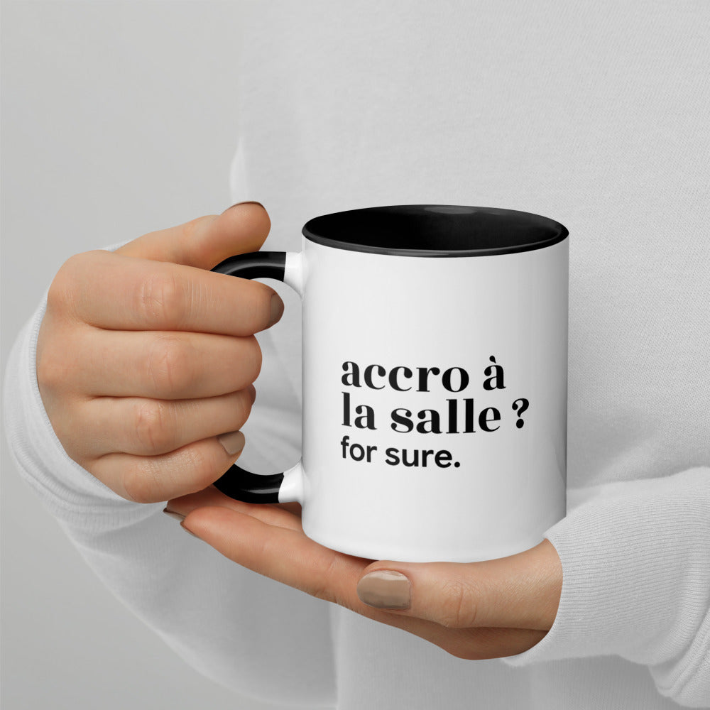 Mug intérieur noir « accro à la salle ? for sure. », tenu dans les mains