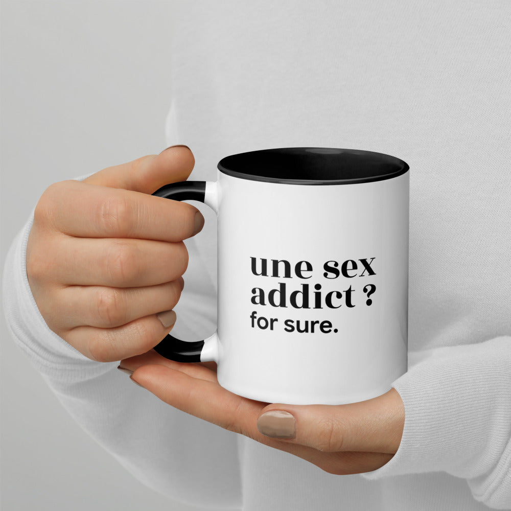 Mug intérieur noir « une sex addict ? for sure. », tenu dans les mains