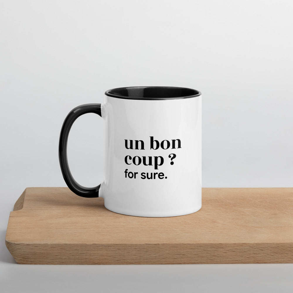 Mug intérieur noir « un bon coup ? for sure. », sur une planche en bois