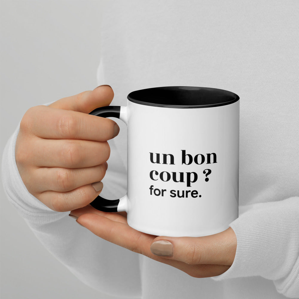Mug intérieur noir « un bon coup ? for sure. », tenu dans les mains